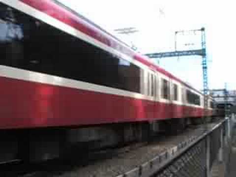 京急2100形2101編成通過