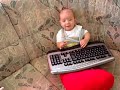 bebe alex au clavier
