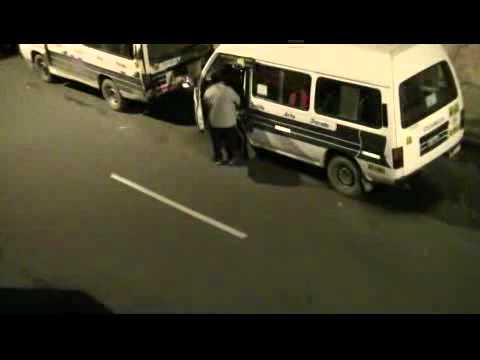 VIDEOS: choferes de combi orinan en la vía pública en el Rímac