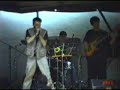 Skupina Jakuzi iz Idrije leta 18.6.1999 izvaja skladbo: