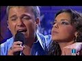 Fecha: 8 de octubre del 2005Lugar: Sevilla (España)Programa (Cadena TV): Gala 1 de Gente de Primera (TVE1)Intérpretes originales: Jennifer López & Marc AnthonyLetra:Escapémonos tan lejos de aquíDistantes de todoEn la oscuridad donde no haya másQue ver en tus ojosEscondámonos de la multitudDel absurdo día a díaDonde todas esas cosas que perturbenNo estén más en nuestras vidas, en nuestras vidasPara que estemos solos amorY el universo se nos quede en un abrazoDonde se esfumen esas dudasY esos miedos que nos quedan del pasadoPara que estemos solos amorEn un día sin finSin preocuparnos másDel que podrán decirDonde durmamos abrazadosY si entonces nos sorprende el amanecerSaber que estás ahíQue estamos solosEscapémonos por necesidadNos debemos tantoSi el amor está, no hay porqué esperarEl donde o el cuandoEscondámonos de la multitudDel absurdo día a díaDonde todas esas cosas que perturbenNo estén más en nuestras vidas, en nuestras vidasPara que estemos solos amorY el universo se nos quede en un abrazoDonde se esfumen esas dudasY esos miedos que nos quedan del pasadoPara que estemos solos amorEn un día sin finSin preocuparnos másDel que podrán decir