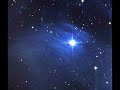 Bellissima canzone di Venditti Stella (Antonello Venditti) Stella che cammini, nello spazio senza fine fermati un istante solo un attimo, ascolta i nostri cuori caduti in questo mondo siamo in tanti ad aspettare donaci la pace ai nostri simili pane fresco da mangiare proteggi i nostri sogni veri dalla vita quotidiana e salvali dell'odio e dal dolore ea noi che siamo sempre soli nel buio della notte occhi azzurri per vedere. Questo amore grande, grande, grande questo cielo si rischiara in un istante non andare via, lasciati cadere stella, stella mia resta sempre nel mio cuore. Proteggi i nostri figli puri nella vita quotidiana e salvali dall'odio e dal potere come il primo giorno come nella fantasia occhi azzurri per vedere. Grande, grande, grande questo cielo si rischiara in un istante non andare via, non ci abbandonare stella, stella mia resta sempre nel mio cuore.