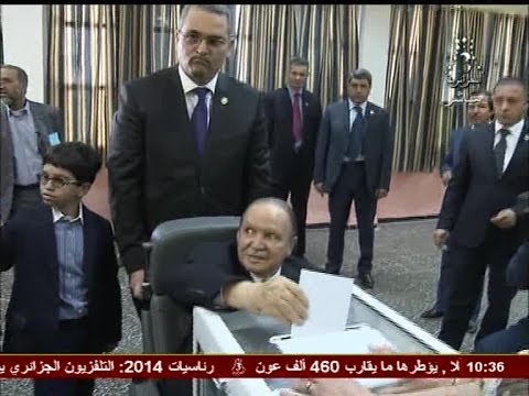 عبد العزيز بوتفليقة يدلي بصوته على كرسي متحرّك 17 أفريل 2014
