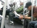 L'homme qui Leche ses chaussures Dans le Metro 