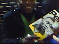 Pel� autografa seu livro