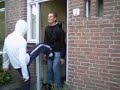 Aanbellen en schoppen!