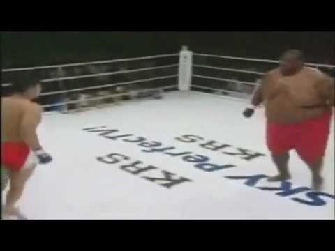 VC - In 1998, Emmanuel Yarborough was a giant of 272 kg, and Daiju Takase, a Japanese scrawny weighting only 76 kg. The meeting between the two, at Pride 3, was k...