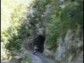 Motorradfahren auf Schotterpisten in den Pyrenäen 2006.