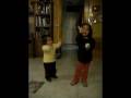 videos de Sara y Emma cantando la canción de las manitas