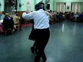 El video es de la fiesta del domingo 28 de septiembre al mediodía, cuando festejaron el cumpleaños de Roberto Soto en el salón sirio libanes. Acá bailan responso (de la orquesta de Troilo) Rober y Carlis