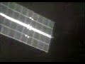 Ufo passando ao lado de um satélite espacial!
