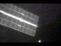 Ufo passando ao lado de um satélite espacial!