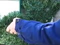 www.lahaieeternelle.com
l ecran de verdure en rouleau occultant entree de gamme, tr�s facile � installer en toute saison et simple � entretenir. son aspect trois couleurs d�pines vert clair, vert fonc� et marron lui procure un aspect si naturel quil est difficile de voir la diff�rence avec une haie de sapin.
le pvc trait� anti-uv et ignifug� est dun qualit� inf�rieure � celui de la haie �ternelle. cependant notre pvc non recycl� permet � l'�cran d'avoir une tenue prolong�e en ext�rieur. sa structure et son concept brevet�, 90 brins verticaux et 35 brins horizontaux maill�s lui procure une occultation de 100%, un visuel identique dans nimporte quel sens. il peut �tre coup� dans toutes les tailles ou formes sans se d�structurer et vous pourrez donc superposer les chutes ou les rouleaux les uns au dessus des autres sans aucune diff�rence.