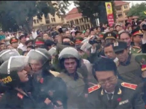 phúc - Việt Nam nhanh chóng trấn dẹp vụ bạo động ở Vĩnh Phúc (Xô xát trong vụ biểu tình tại Vĩnh Yên, Vĩnh Phúc - Người dân phẫn nộ mang quan tài tiến về trụ sở UBN...