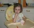 lewine mange son yaourt