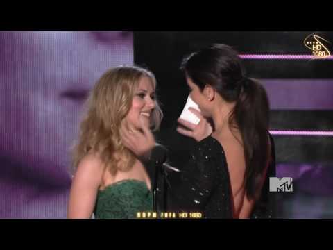 El beso de Sandra Bullock a Scarlett Johansson