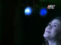Music and lyrics: Lê Trọng Nguyễn (5/1/1926 Viet Nam - 1/9/2004 USA) - Singer: Mỹ Hạnh - Source: HTV 7____________________________________________Trong những tác phẩm của Lê Trọng Nguyễn, nổi tiếng hơn cả là bản Nắng chiều, được ông sáng tác vào năm 1952. Nhạc phẩm này không chỉ nổi tiếng ở Việt Nam mà nó còn được biết tới nhiều ở Nhật Bản, Đài Loan và ở Hồng Kông với tên Bản tình ca Việt Nam. Nắng chiều cũng là ca khúc trong bộ phim cùng tên năm 1971 của đạo diễn Lê Mộng Hoàng với sự tham gia diễn xuất của diễn viên nổi tiếng Thanh Nga.Nguồn: Wikipedia (tiếng Việt)____________________________________________Among the works from Lê Trọng Nguyễn, the most famous is Nắng chiều, he wrote in 1952. This song was not only a favorite in Việt Nam but was also well known in Japan, Taiwan and Hong Kong as the Vietnamese love song.  Nắng chiều is also the song from the 1971 movie with the same name, directed by Lê Mộng Hoàng and performed by stars as Thanh Nga.Source: Wikipedia (translated)____________________________________________NẮNG CHIỀUQua bến nước xưa lá hoa về chiều lạnh lùng mềm đưa trong nắng lưa thưa khi đến cuối thôn chân bước không hồn Nhớ sao là nhớ đến người ngày thơ Anh nhớ trước đây dáng em gầy gầy Dịu dàng nhìn anh đôi mắt long lanh Anh nhớ bước em khi nắng vương thềm Má em mầu ngà tóc thề nhẹ bay Nay anh về qua sân nắng chạnh nhớ câu thề tim tái tê chẳng biết bây giờ người em gái duyên ghé về đâu Nay anh về nương dâu úa giọng hát câu hò thôi hết đưa hình bóng yêu kiều kề hoa tím biết đâu mà tìm Anh nhớ xót xa dưới tre là ngà Gợn buồn nhìn anh em nói yêu anh Mây lướt thướt trôi khi nắng vương đồi Nhớ em dịu hiền nắng chiều ngừng trôi ...____________________________________________SOLEIL DU SOIRJe suis passé par le quai d'antan,Où feuillages et fleurs se berçaient  mollement, Au soleil léger du soir, froids et distants.Quand je suis arrivé au bout du hameau, d'un pas sans âme, Belle âme du temps de l'innocence, tu me manquais cruellement .Je me rappelle naguère ton allure frêle.Tu me regardais doucement de tes yeux brillants.Je revois tes pas  dans la lumière diffuse sur le perron, Tes joues couleur d'ivoire, tes cheveux d'amour flottant au vent.Je traverse aujourd'hui  la cour ensoleillée, Avec cette pointe soudaine au cœur, au souvenir des serments passés.Petite sœur  mignonne,  je n'en ai la moindre idée,Vers quelle destinée, t'en es-tu allée ?Me voici rentré, les champs de mûriers ont jauni Et se sont tus les chants et mélopées de jadis.Gracieuse silhouette à la fleur violine,Où désormais saurai-je te trouver ?Ton souvenir m'empoigne, sous les bambous jaunes de vert striés,  Tu me regardais mélancoliquement pour me dire que tu m'aimais.Les nues s'effilochant, voguent au soleil qui se déverse sur les collines. Le soleil du soir a suspendu son cours, à ta mémoire, ma douce, ma mie ...Thanh Bạch 20070628 1806____________________________________________