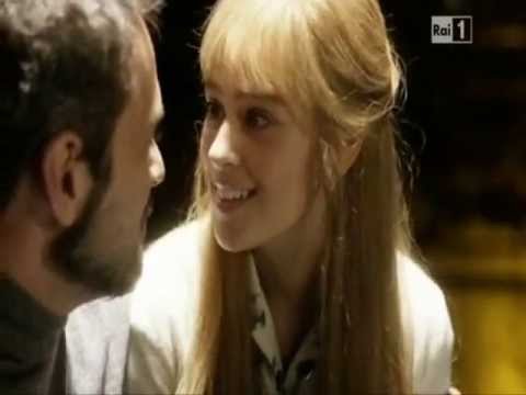 rai 1 - Aurora, moderna Cenerentola, è costretta dalla seconda moglie di suo padre a fare la cameriera in un albergo che un tempo era la sua casa. Il piccolo