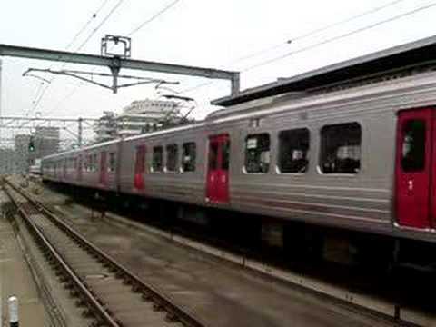 ８１３系 （６両）（4333M）・８８５系 （６両）（3017M） 【吉塚駅】