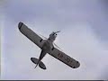 avion fumigador surfeando