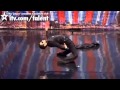 Un danseur réalise les mouvements du film Matrix