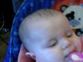 videos de Alanna tries to eat her bib