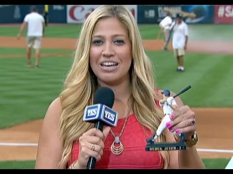 Video: Meredith Marakovits shows off her new Derek Jeter figurine