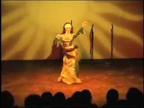saidi - Maraia danza el folklore egipcio al ritmo del saidi con un habilidoso manejo de bastones.