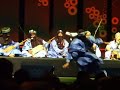 origin�rios da regi�o de timbuktu (mali), o grupo produz uma musica de ritmos circulares e inebriantes: as mulheres cantam em coro, ulula, batem palmas e tocam tambor tinde; os homens tocam imzad (violino de uma corda), tehardent (especie de ala�de) e guitarra..
