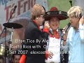 elton john , o mejor dicho elton tico, interpretado por el comediante alex costa , junto a omar chparro , hacen undueto en 