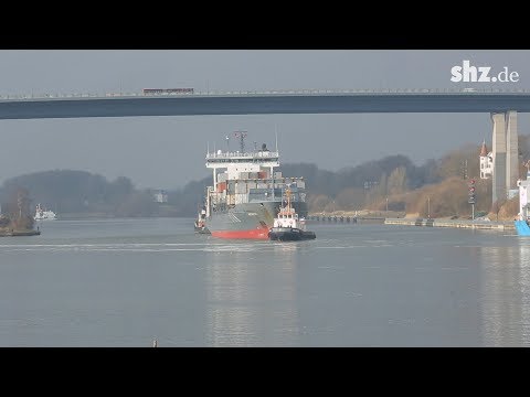 Nach Kollision: Containerschiff