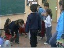 Nos sentamos agarradas. Nos sentamos agarradas.