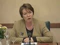 De commissie Van Traa bracht op 1 februari 1996 haar rapport aan de Tweede Kamer en aan minister Winnie Sorghdrager uit. Van Traa opende de persconferentie met de stelling: Geen bevoegdheid zonder verantwoordelijkheid en geen verantwoordelijkheid zonder verantwoording. Alle betrokken partijen hebben bij de bestrijding van de georganiseerde misdaad steken laten vallen. De politie heeft solistisch geopereerd en is - in een poging een goed beeld te krijgen van de zware misdaad, lees: de drugshandelaren - dezelfde activiteiten gaan uitvoeren als criminelen. Het openbaar ministerie wist nauwelijks wat de politie uitvoerde. De staande magistraten hebben jarenlang vergaderd, talloze richtlijnen opgesteld over de aanpak van de zware criminaliteit, maar de praktijk van alledag ontging het openbaar ministerie. Ook de rechters waren niet zuinig met het goedkeuren van discutabele opsporingsmethoden.In de nasleep krijgen de politie-commissarissen een andere baan, en worden de rechercheurs Langendoen en Van Vondel vervolgd. Dat laatste geldt ook voor drugsbaronnen Etienne Urka en Johan Verhoek.Zie ook http://www.nrc.nl/redactie/W2/Lab/IRTvervolg/inhoud.html -------------------------------Presentation of the report by the Van Traa-commission; the Parliamentary Investigations Commission into policemethods, chaired by Mr. Van Traa MP, published its final reportafter a year of intensive work in February first, 1996.  The commission was set up,following a series of scandals which demonstrated thatauthorities had apparently lost control over covert policing.The report stated that there is asevere crisis in the criminal investigation policy touching thevery foundations of democratic rule, and for which all personsinvolved, from detectives all the way up to the minister, areto be held responsible.  The Commission concludes that acomplete overhaul of doctrine and working methods is required,resulting in every investigative method being explicitly basedon a written law.  The method of covert importation anddistribution of drugs -- 