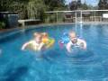 videos de Bebes mellizos chapoteando en la piscina - Twins babies splashing in the pool