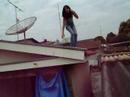 Karine subindo no telhado *.*