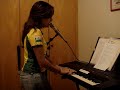 Sarinha cantando Robbie Willans Advertaising space