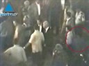احتشد عشرات آلاف الاسرائيليين مساء امس في الساحة التي اغتيل فيها رئيس الحكومة الاسرائيلي اسحق رابين لاحياء الذكرى الـ13 على رحيله. ولقد اعترف وزير الدفاع الاسرائيلي ايهود باراك في خطابه أنه عند اغتيال رابين كانت مجرد أعشاب ضارة، أما اليوم فقد أصبحت نباتات تمت تربيتها والاعتناء بها، وأردف أنه عند مقتل رابين "كان العنوان على الحائط" أما اليوم "فإن حجرا في الحائط يصرخ".. في اشارة الى استفحال الجريمة وتفاقم الإتجاه نحو اليمين ونحو التطرف. واضاف باراك "لا نملك بلدا آخرا ولا نملك سبيلا آخرا ولا بديل للسلام".