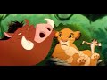 altro grandioso film disney,ho ridoppiato le voci di timon e pumpa durante la canzone hakuna matata. il sync di questo pezzo � stato alquanto difficoltoso,spero perdonerete qualche problemino qu� e l�,buon ascolto. commentate,votate e iscrivetevi al mio canale,che vi costa?

testo/lyric
timon:
hakuna matata...
ma che dolce poesia!

pumbaa:
hakuna matata...
tutta frenesia!

timon:
senza pensieri
la tua vita sar� 

insieme:
chi vorr�  vivr�  
in libert� ...
hakuna matata!

simba:
hakuna matata?

timon:
e' il nostro motto!

simba:
che cos'è un motto?

timon:
niente... è un matto col botto! ahahaha
guarda pumbaa ad esempio: da piccolo..
lui era una gran belt� ...

pumbaa:
ma proprio una rarit� !

timon:
molto bene...

pumbaa:
grazie!

timon:
ma dopo ogni pranzo lui puzzava di più
tutti quanti svenivano e cadevano giù!

pumbaa:
e all'animo sensibile..
sempre tutto d'un pezzo!
ma era franco
proprio a causa di quel mio puzzo!
oh, che vergogna!

timon:
si vergognava...

pumbaa:
e volevo cambiar nome!

timon:
perchè soffrivi?

pumbaa:
mi sentivo sbeffeggiare...

timon:
e allora che facevi?

pumbaa:
cominciavo a scor...

timon:
no, pumbaa, non davanti ai bambini!!!

pumbaa:
oh, scusa!

insieme:
hakuna matata...
sembra quasi poesia!
hakuna matata...
tutta frenesia!

simba:
senza pensieri
la tua vita sar� ...

timon: 
d� ì, canta, ragazzo!

tutti (anche simba):
chi vorr�  vivr� ...

pumbaa:
in libert� ....

tutti: 
hakuna matata!

(dialoghi e musica)

hakuna... matata... hakuna... matata.... hakuna... matata... hakuna...

simba (adulto):
senza pensieri
la tua vita sar� ...

tutti:
chi vorr�  vivr� ...
in libert� ....

simba:
hakuna matata

pumbaa:
hakuna... matata... hakuna... matata....

simba: 
hakuna matata
hakuuuuuna matata
hakuna matata
yeah
matata
ah, ah, ah