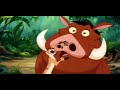 altro grandioso film disney,ho ridoppiato le voci di timon e pumpa durante la canzone hakuna matata. il sync di questo pezzo � stato alquanto difficoltoso,spero perdonerete qualche problemino qu� e l�,buon ascolto. commentate,votate e iscrivetevi al mio canale,che vi costa?

testo/lyric
timon:
hakuna matata...
ma che dolce poesia!

pumbaa:
hakuna matata...
tutta frenesia!

timon:
senza pensieri
la tua vita sar� 

insieme:
chi vorr�  vivr�  
in libert� ...
hakuna matata!

simba:
hakuna matata?

timon:
e' il nostro motto!

simba:
che cos'è un motto?

timon:
niente... è un matto col botto! ahahaha
guarda pumbaa ad esempio: da piccolo..
lui era una gran belt� ...

pumbaa:
ma proprio una rarit� !

timon:
molto bene...

pumbaa:
grazie!

timon:
ma dopo ogni pranzo lui puzzava di più
tutti quanti svenivano e cadevano giù!

pumbaa:
e all'animo sensibile..
sempre tutto d'un pezzo!
ma era franco
proprio a causa di quel mio puzzo!
oh, che vergogna!

timon:
si vergognava...

pumbaa:
e volevo cambiar nome!

timon:
perchè soffrivi?

pumbaa:
mi sentivo sbeffeggiare...

timon:
e allora che facevi?

pumbaa:
cominciavo a scor...

timon:
no, pumbaa, non davanti ai bambini!!!

pumbaa:
oh, scusa!

insieme:
hakuna matata...
sembra quasi poesia!
hakuna matata...
tutta frenesia!

simba:
senza pensieri
la tua vita sar� ...

timon: 
d� ì, canta, ragazzo!

tutti (anche simba):
chi vorr�  vivr� ...

pumbaa:
in libert� ....

tutti: 
hakuna matata!

(dialoghi e musica)

hakuna... matata... hakuna... matata.... hakuna... matata... hakuna...

simba (adulto):
senza pensieri
la tua vita sar� ...

tutti:
chi vorr�  vivr� ...
in libert� ....

simba:
hakuna matata

pumbaa:
hakuna... matata... hakuna... matata....

simba: 
hakuna matata
hakuuuuuna matata
hakuna matata
yeah
matata
ah, ah, ah