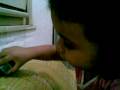 videos de Minha sobrinha Ana molhando o passarinho!