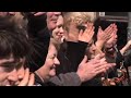 20 passers-by playing with a world n�1