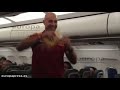 Pepe Reina hace de azafato en el avión de la Selección Españ