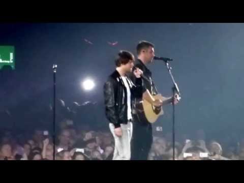 Gelredome - Gisteren (11-10-2013) bij het concert Sterker van Nick & Simon in het Gelredome brachten zij een ode aan de vrouw. Helaas niet geheel kunnen filmen maar toch...