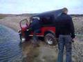 Jeep CJ7 er kørt i havet og trækkes op af Suzuki samurai