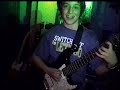 julio heredia tocando la guitarra electrica: por amm 