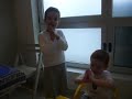 Lau y Toto rezando