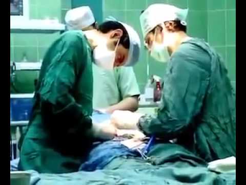 آواز خواندن یک پزشک در حین یک عمل جراحی