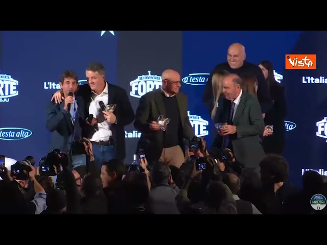 Atreju 2025, il Ministro Crosetto porta via di peso Matteo Renzi dal palco