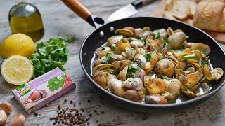 Leve um tacho ao lume com azeite e adicione as amêijoas bem lavadas e escorridas. Tape e deixe cozinhar em lume forte.