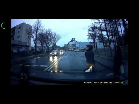 „Może by tak spojrzeć?” Z telefonem w ręku prosto pod samochód